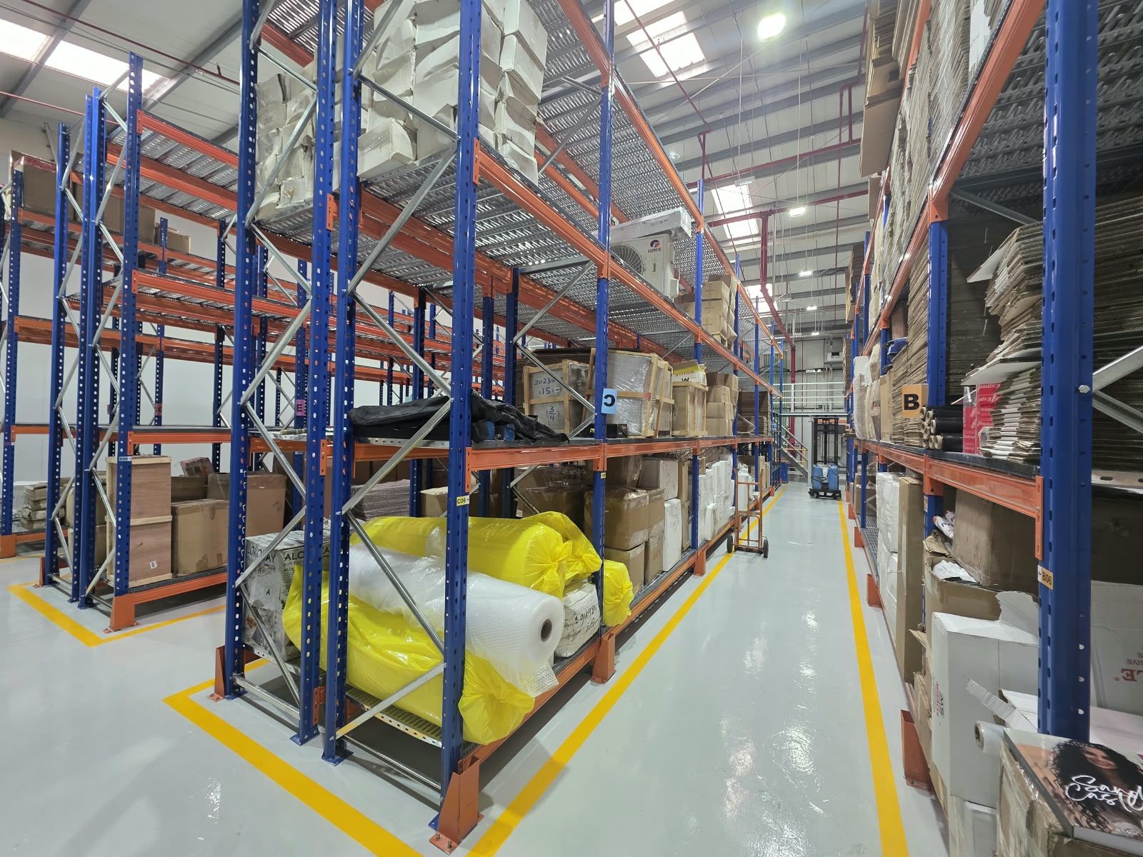 High-bay pallet racking